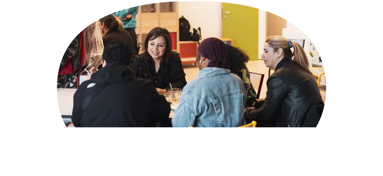 Échange entre membres du Booster autour d'une table